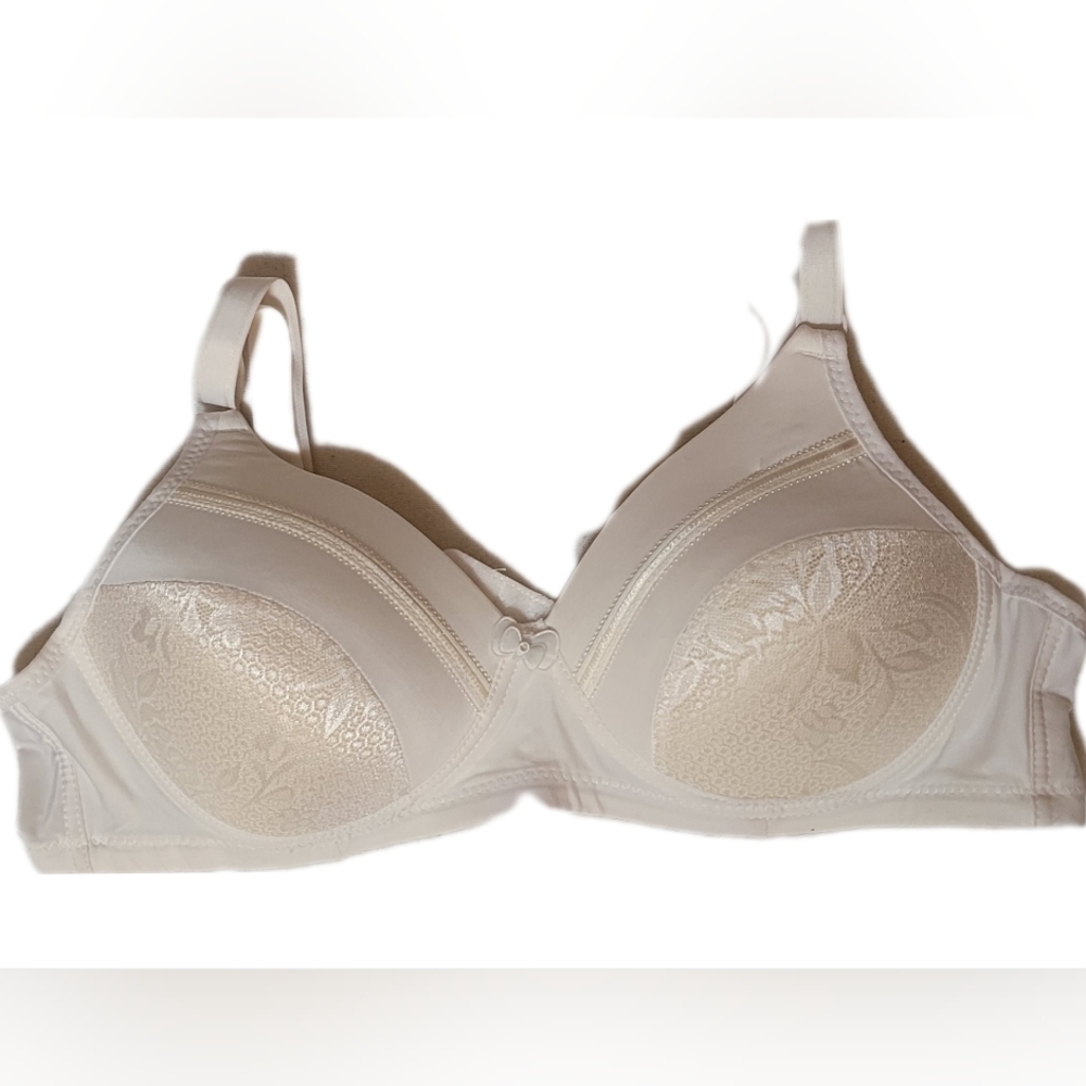 Bra color white size (42/95)M/L Buy 2, get the third one free